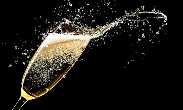 shampanskoe-bokal-bryzgi-chernyi-fon-kartinka-rendering